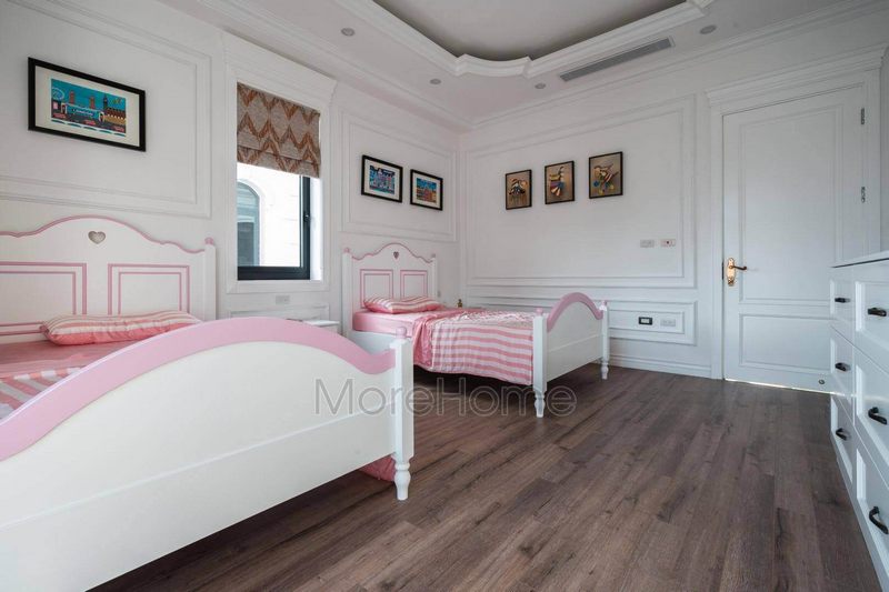 Giường ngủ công chúa lấy tông màu trắng và hồng vô cùng dễ thương