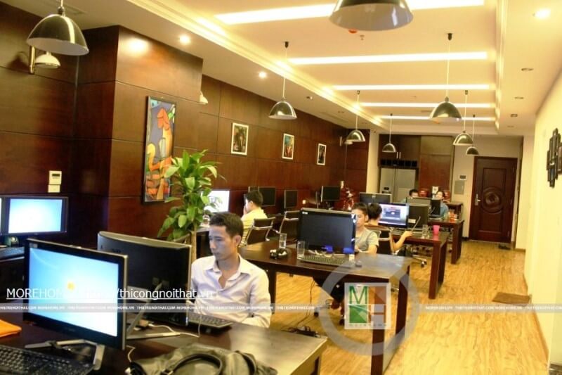 Phòng làm việc hiện đại với thiết kế bàn chữ I ghép lại nhau giúp tiết kiệm không gian, cung cấp một tính riêng tư tối đa cho từng nhân viên.